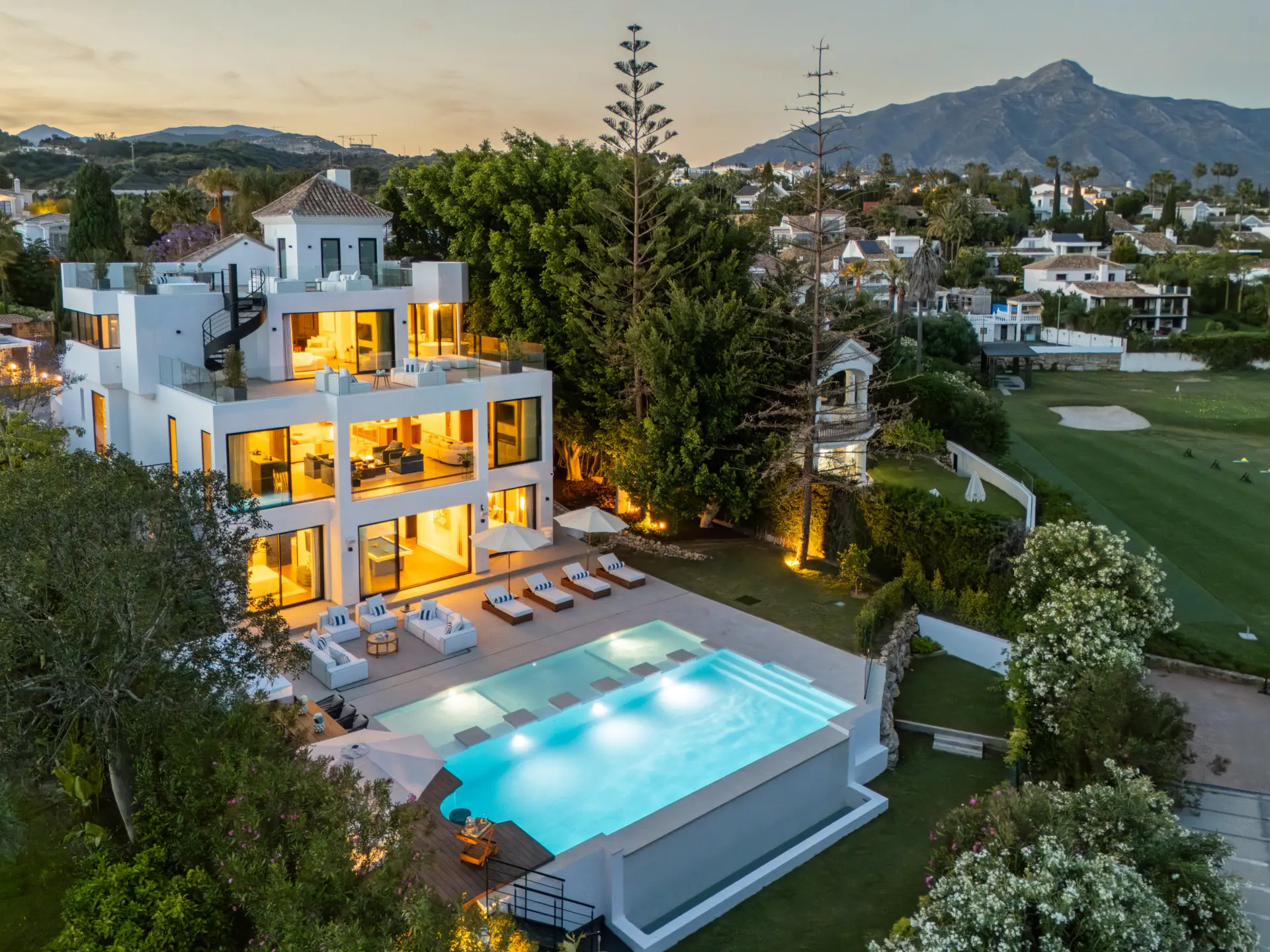 951-00179P - 6 Bedroom Villa in Marbella, Malaga 951-00179P - 6 Bedroom Villa in Marbella, Malaga